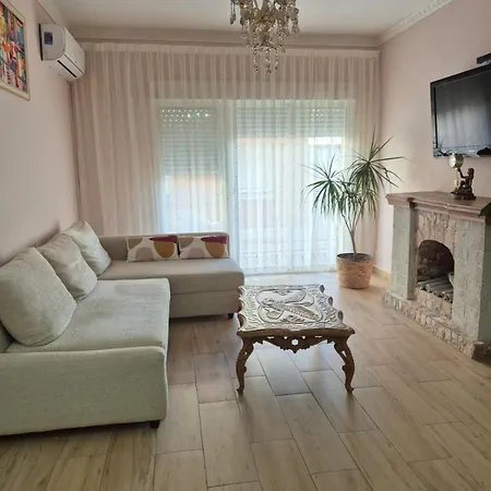 Apartment De 3 *